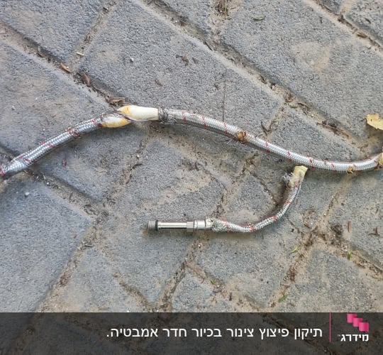צינור מים גמיש על רצפת בטון